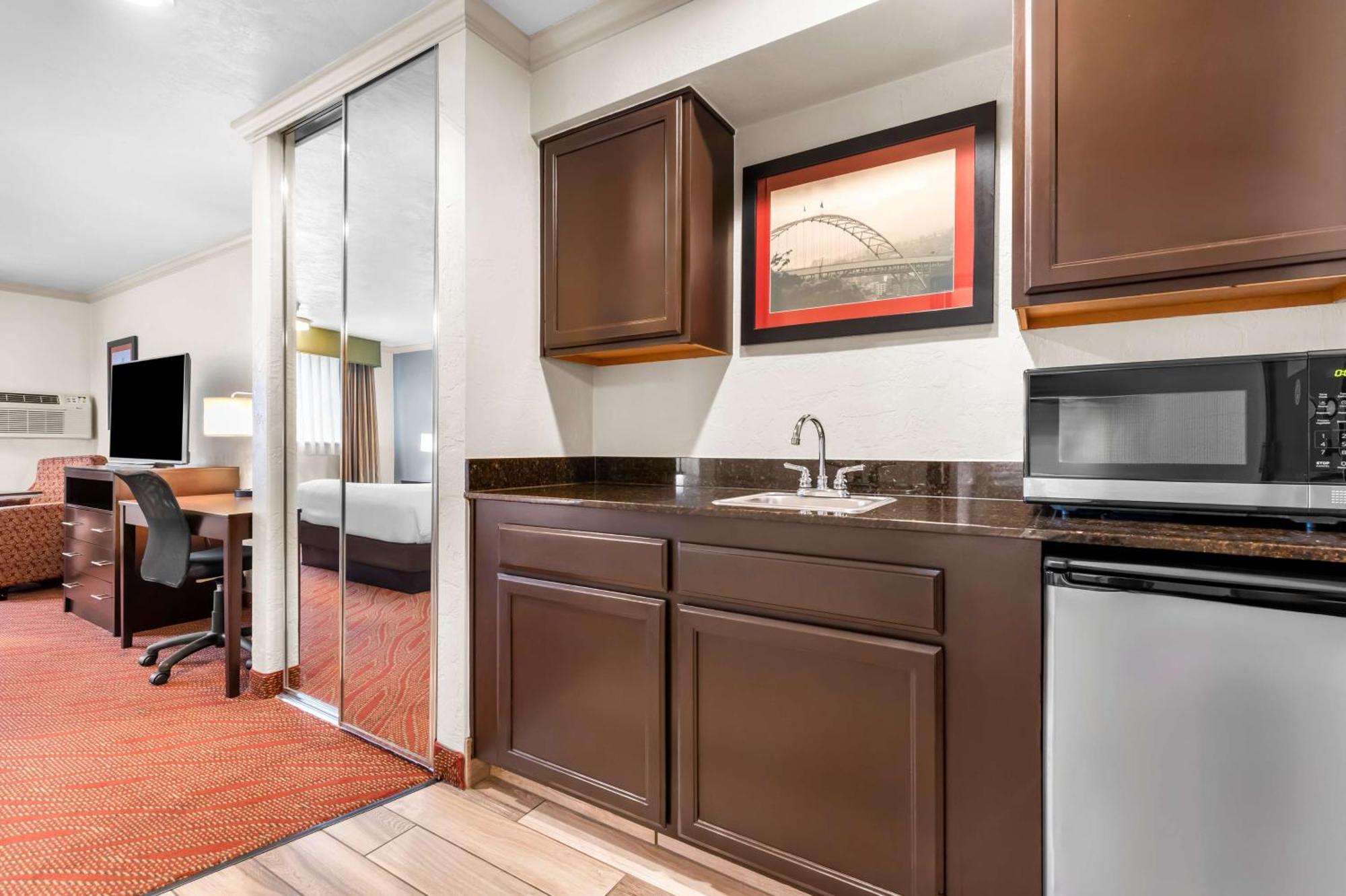 Best Western Plus Parkway Inn Wilsonville Exterior foto