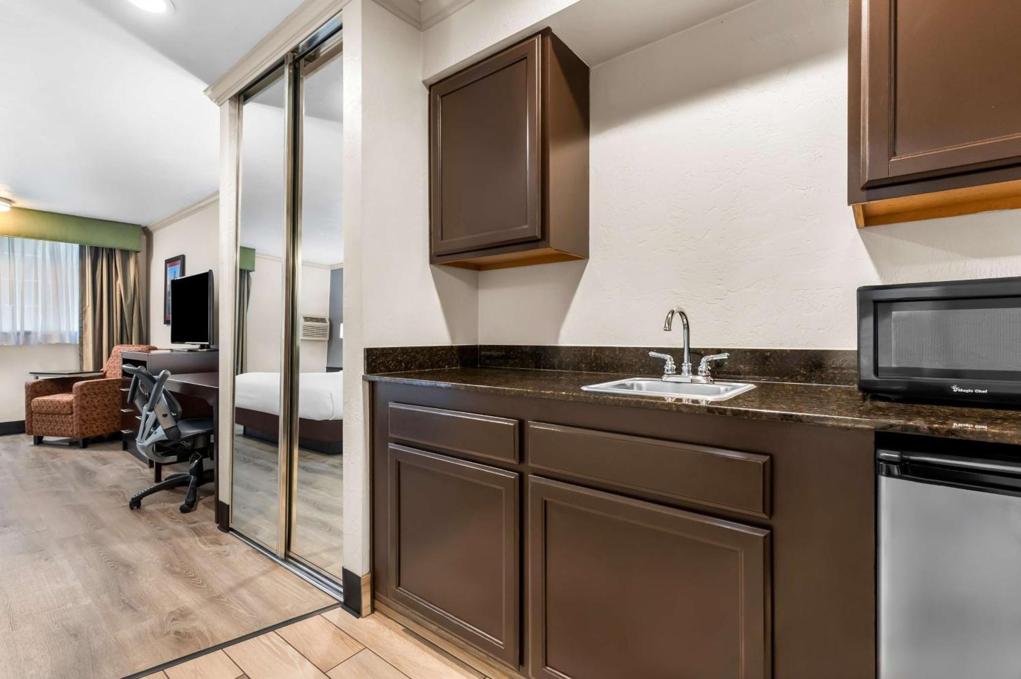 Best Western Plus Parkway Inn Wilsonville Exterior foto